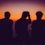homens no por do sol