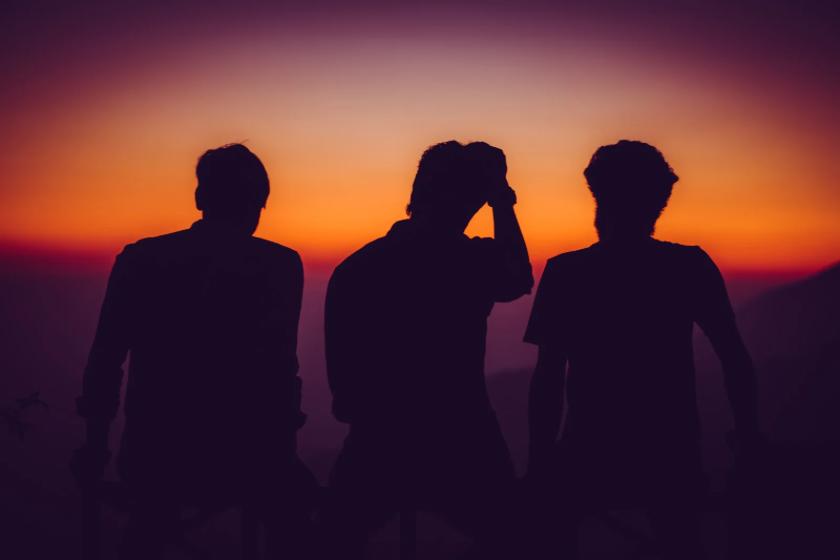 homens no por do sol